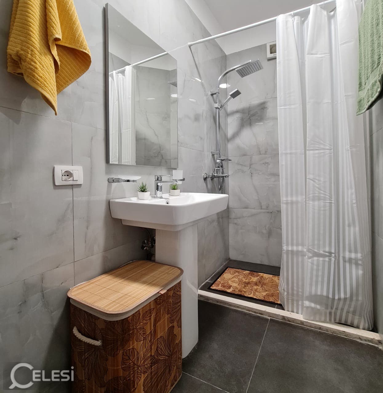 Garsoniere per shitje , Mbikalimi i Komunes se Parisit - Miniaturë 3