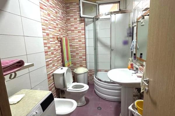 Shtepi me qera Apartament ne Tirane, 1+1, Mobilimi E mobiluar, Pagesa 45,000 Leke. - Miniaturë 4