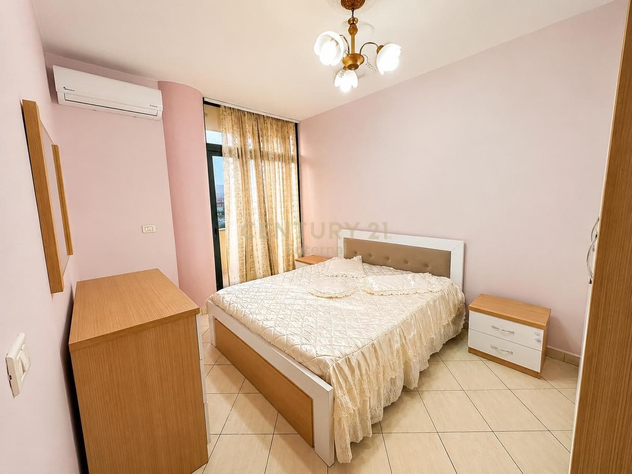 21 Dhjetori - Shitet 1+1 80m2 Kati i 9 Me Ashensor Dhe Mundesi Ndarje Ne 2+1 — Miniaturë 4