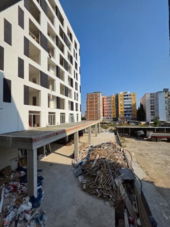 SHITET: 1+1 Perfekt ✨️ Kamëz 76.7m² ( 📍Fiks Te Pedonalja e Re ) 🌇 Kati 2, Ndërtim i ri 2026 | Çmimi: 71.000€ 💶 Planimetri Ultra ✅️ — Miniaturë 5