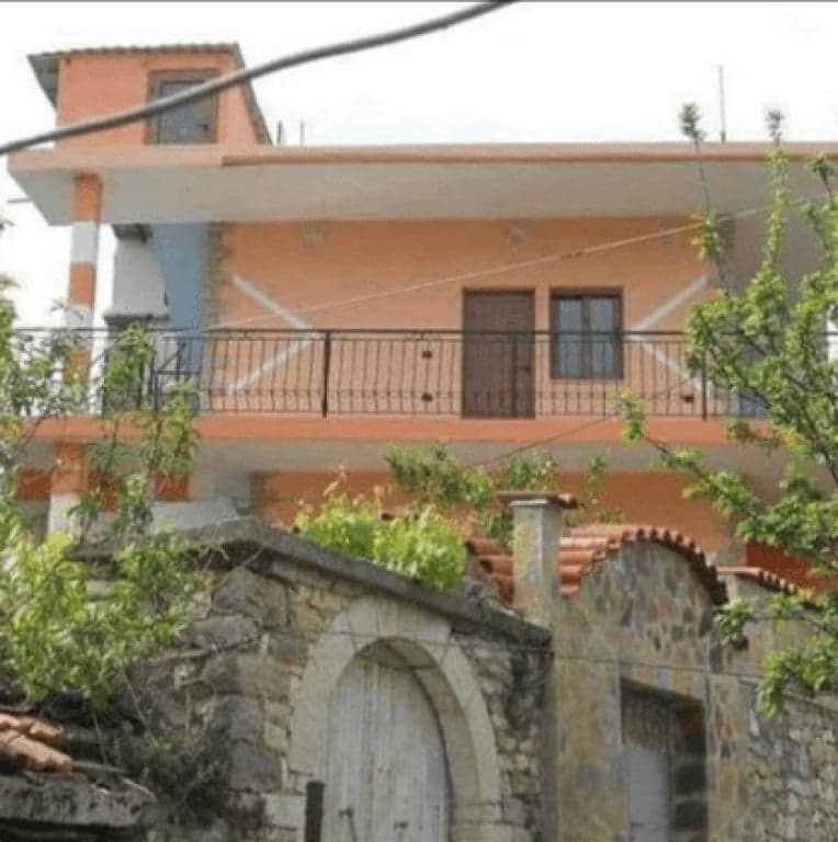 Në Piqeras Shitet Vilë Me Pamje Nga Deti — Foto 1