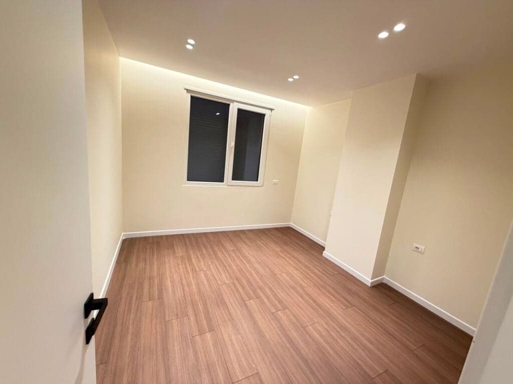 Shitet apartament 2+1 ne zonen e Shkozes prane rrethrrotullimit  ID 5530 — Foto 1